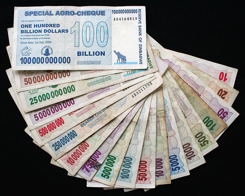 Billetes de Zimbabue, conocidos como agrocheques, en forma de abanico.