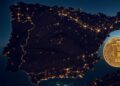 Un mapa satelital de España y una moneda de Bitcoin
