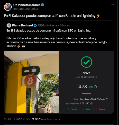 Una cafetería exhibe un aviso con el logo de bitcoin en El Salvador.