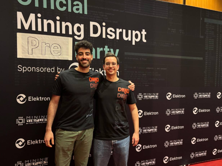 Agustín Krupka (derecha), desarrollador bitcoiner del pool Demand Pool, en el evento Mining Disrupt.