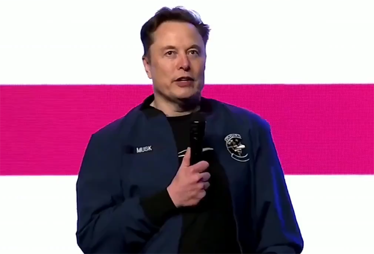 Elon Musk se dirige ante una audiencia en Wisconsin, Estados Unidos.