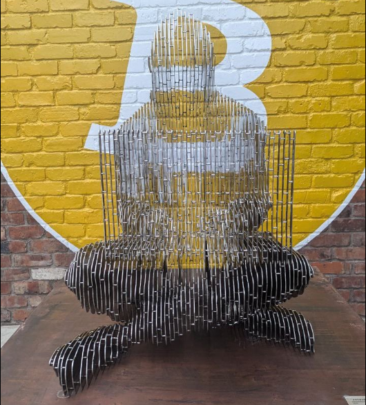Nueva estatua de Satoshi Nakamoto, creada por Satoshigallery, en Tokio, Japón