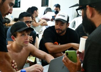 Jack Mallers enseñando sobre bitcoin en El Salvador.