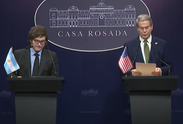 El presidente de Argentina Javier Milei junto al secretario del Tesoro de Estados Unidos, Scott Bessent.