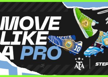 botines de fútbol con los colores de la selección argentina en fondo negro, azul y blanco