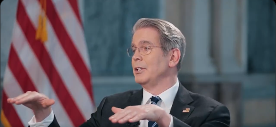 Secretario del Tesoro de Estados Unidos Scott Bessent en conversación con el periodista Tucker Carlson.