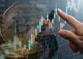Imagen de moneda de bitcoin con gráfico de precios alcista y la mano de un analista señalando.