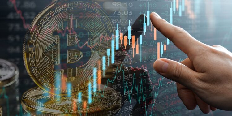 Imagen de moneda de bitcoin con gráfico de precios alcista y la mano de un analista señalando.