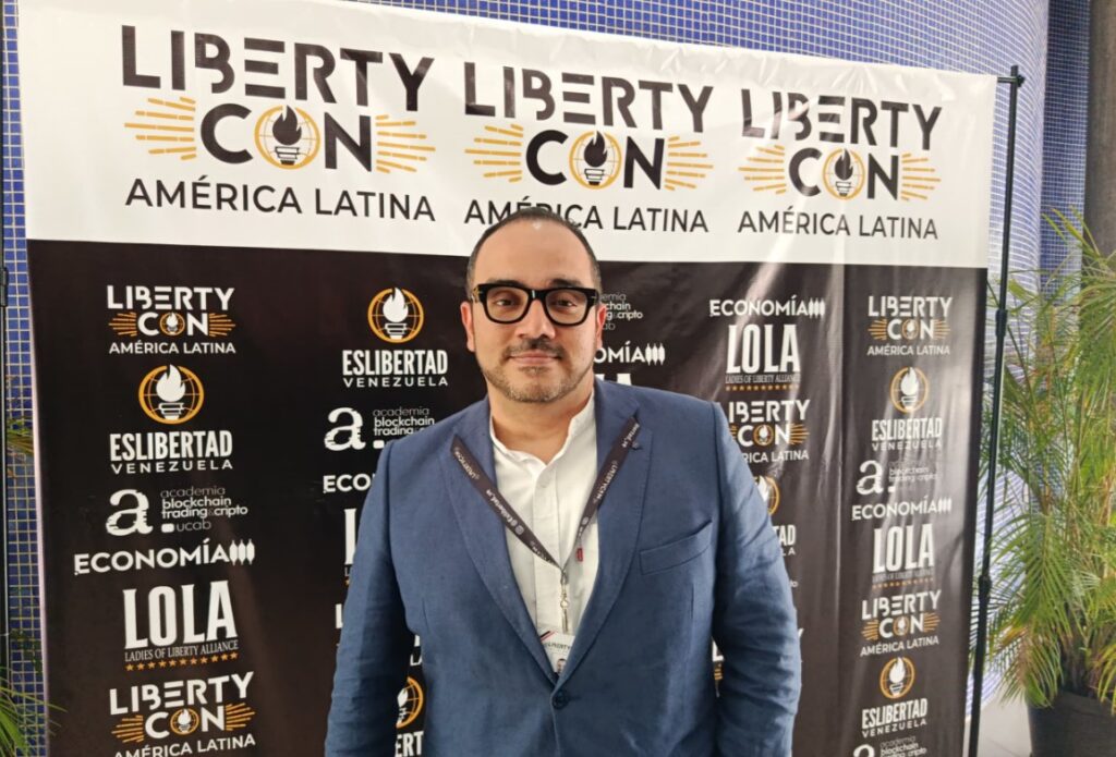 Fotografía del asesor Aníbal Garrido en un evento en Caracas.