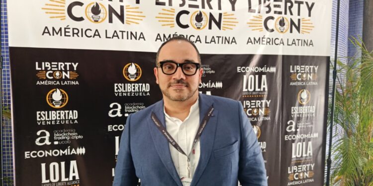 Fotografía del asesor Aníbal Garrido en un evento en Caracas.