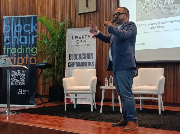 Fotografía del asesor Aníbal Garrido en un evento en Caracas.