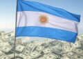 bandera de argentina sobre billetes de dolares estadounidenses.