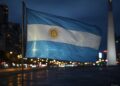 paisaje nocturno con la bandera argentina