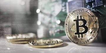 Varias monedas de bitcoin sobre una mesa.