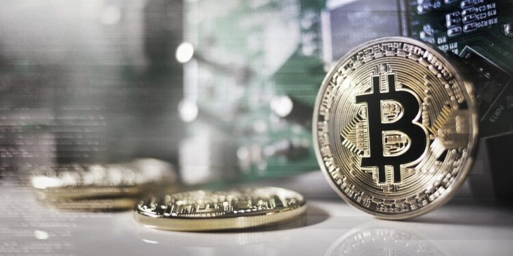 Varias monedas de bitcoin sobre una mesa.