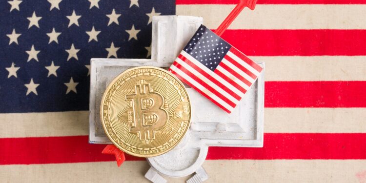 Moneda de bitcoin arriba de la Casa Blanca, sobre una bandera de Estados Unidos.