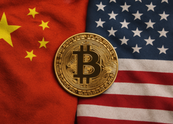 Banderas de China y Estados Unidos, con una moneda de bitcoin.