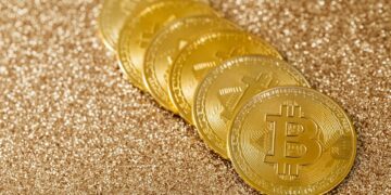 Imagen de monedas de bitcoin rodeado de oro.