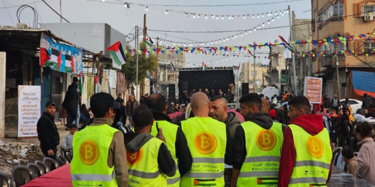 Fotografía de un grupo de colaboradores de Bitcoin For Palestine en Gaza.