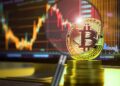 Imagen de un gráfico del precio de bitcoin y una lupa de analisis.