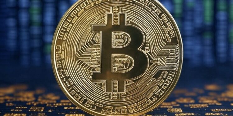 moneda de bitcoin sobre una mesa.