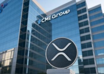 Una moneda con el logo de Ripple delante de la fachada del edificio de CME Group.