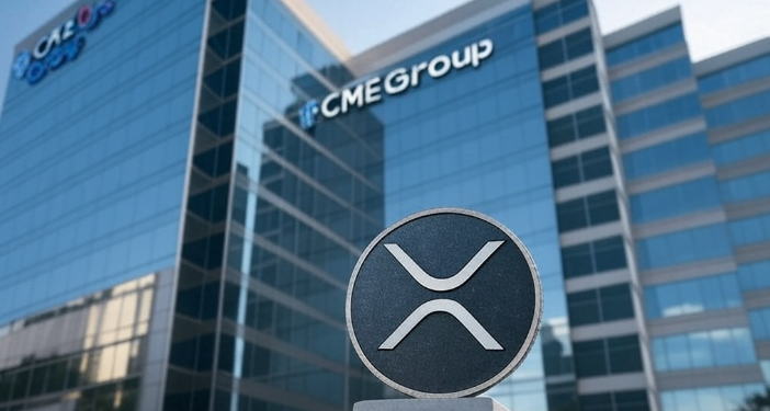 Una moneda con el logo de Ripple delante de la fachada del edificio de CME Group.