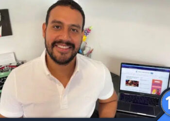 Héctor Cárdenas fundador y director de CriptoNoticias posa en su oficina.