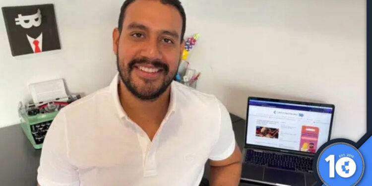 Héctor Cárdenas fundador y director de CriptoNoticias posa en su oficina.
