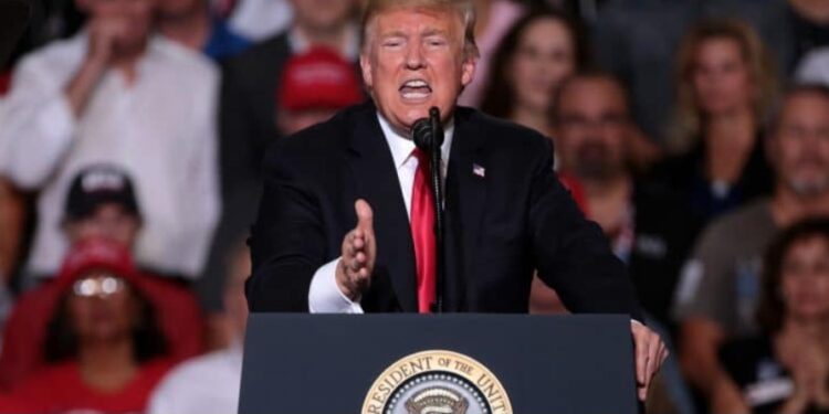 Fotografía del presidente Donald Trump dando un discurso.