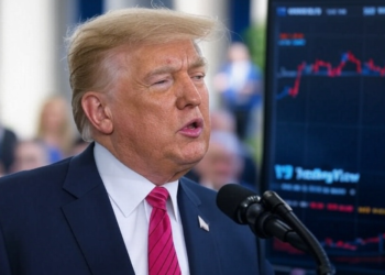 Presidente de Estados Unidos, Donald Trump, delante de un gráfico genérico.