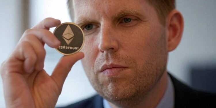 Eric Trump mira atentamente una moneda con el logo de Ethereum.
