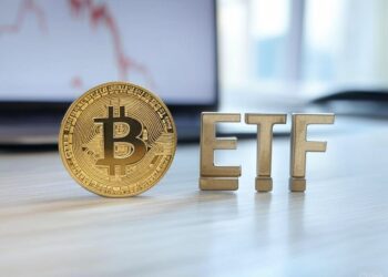 Moneda de bitcoin y las letras ETF al lado.