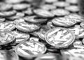 Muchas monedas de litecoin plateadas.