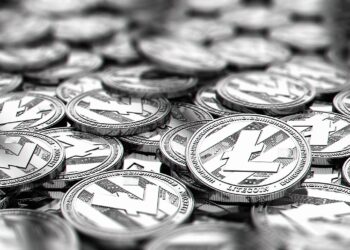 Muchas monedas de litecoin plateadas.