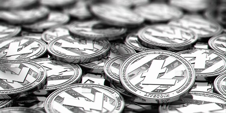 Muchas monedas de litecoin plateadas.