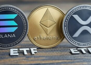 Criptomonedas apoyadas sobre una mesa.
