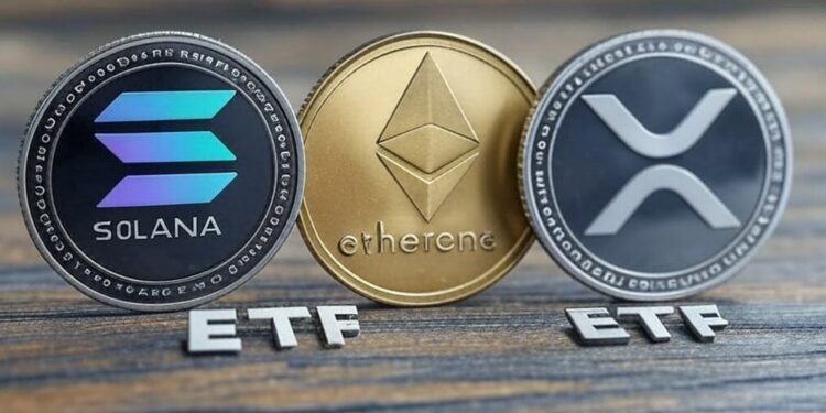 Criptomonedas apoyadas sobre una mesa.
