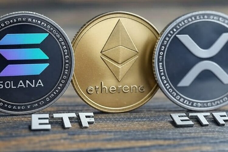 Criptomonedas apoyadas sobre una mesa.
