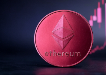 Una moneda roja con el logo de Ethereum.