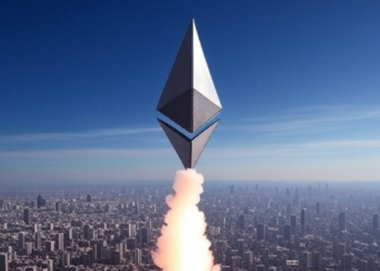 El logo de Ethereum sale impulsado como un cohete hacia el cielo.