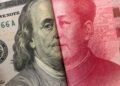 Un billete de dólar estadounidense y un billete de yuan chino.