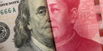 Un billete de dólar estadounidense y un billete de yuan chino.