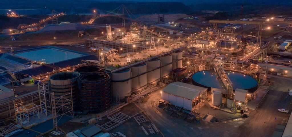 Planta de minería de oro de la empresa Newmont en África.
