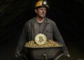 minero de bitcoin con una moneda de BTC.