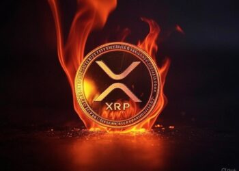 Una moneda de XRP envuelta en llamas.