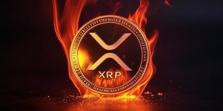 Una moneda de XRP envuelta en llamas.