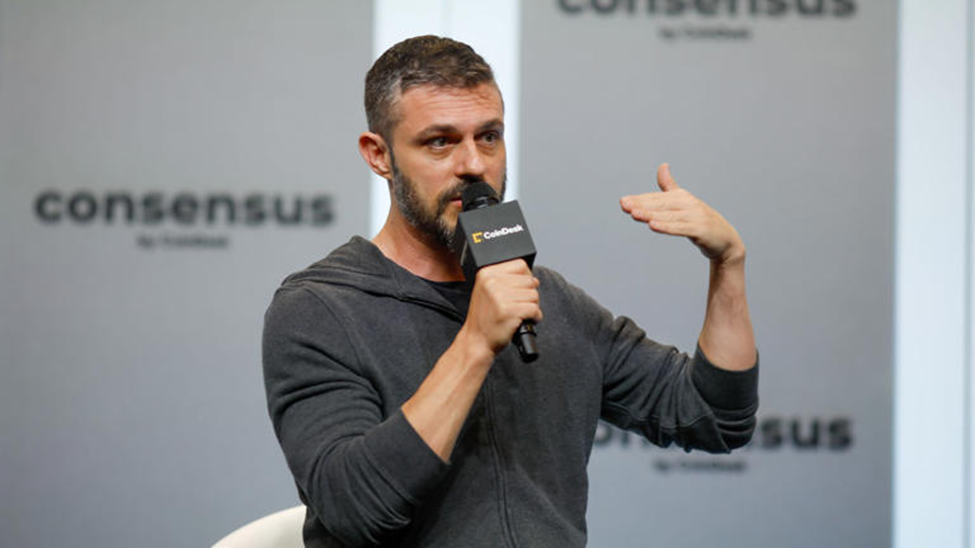En la imagen, Casey Rodarmor conversando en una conferencia.
