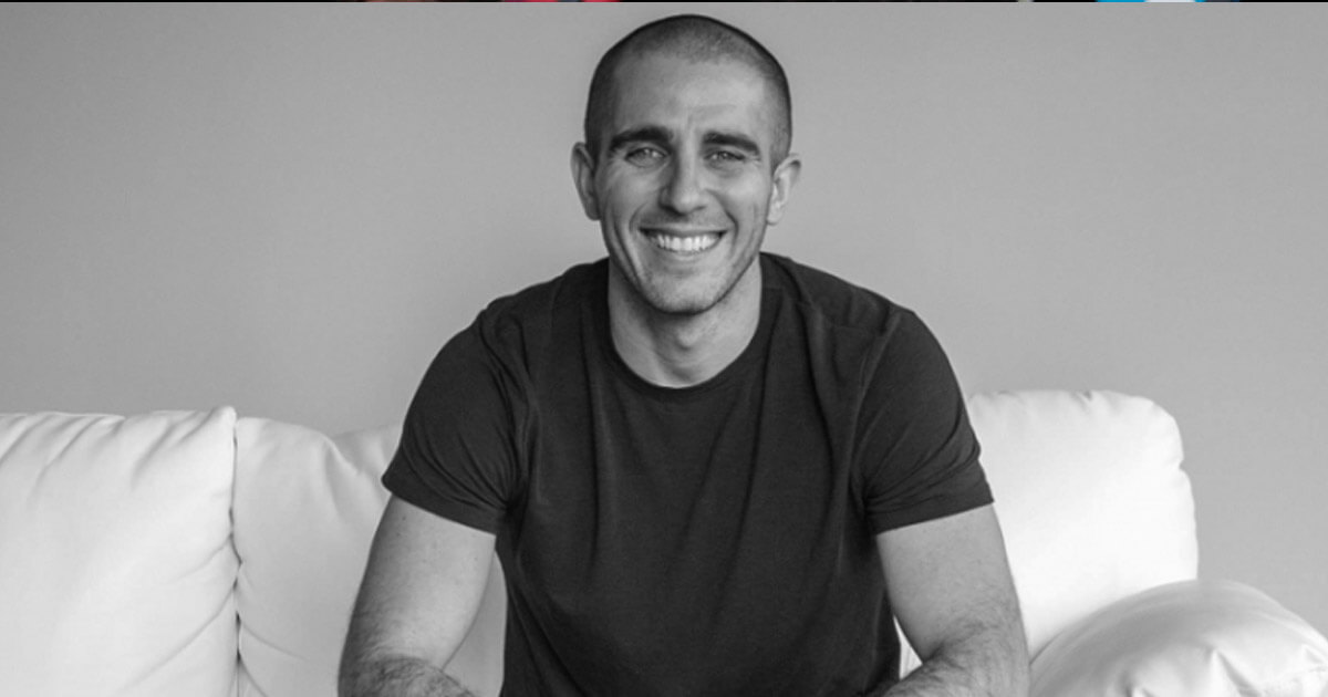 Pompliano sonriendo a la camara en una foto blanco y negro.