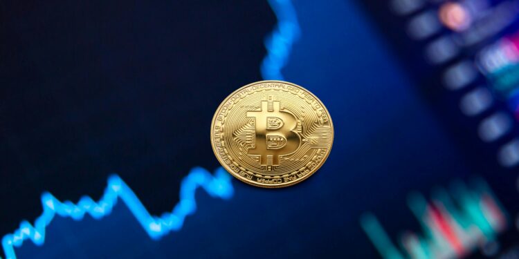Patrones históricos sugieren que Bitcoin podría iniciar un ciclo alcista de 12 meses, según un análisis técnico compartido en X.